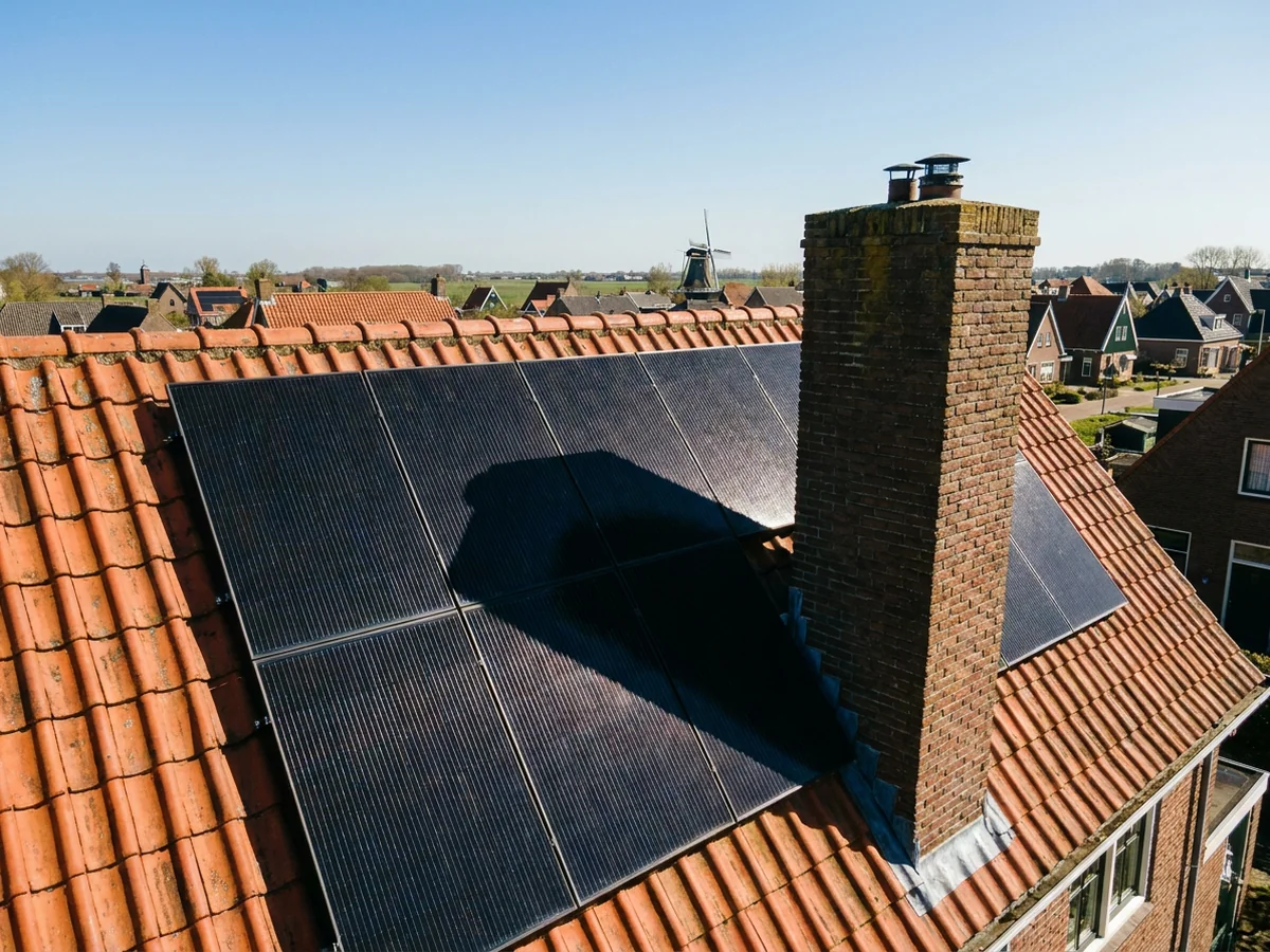 Schaduw op zonnepanelen: impact en oplossingen met optimizers