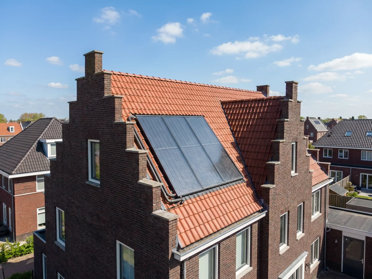 Zonneboiler: hoe werkt hij, wat levert hij op en welk type past
